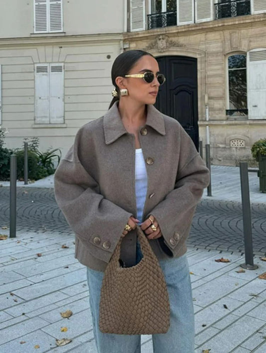 Elegante chaqueta para mujer, perfecta para los días fríos de otoño e invierno, con diseño moderno y detalles refinados.