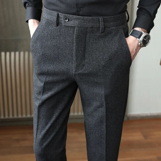 Pantalones de lana para hombre con tejido cálido y suave, ideales para días fríos de otoño e invierno.