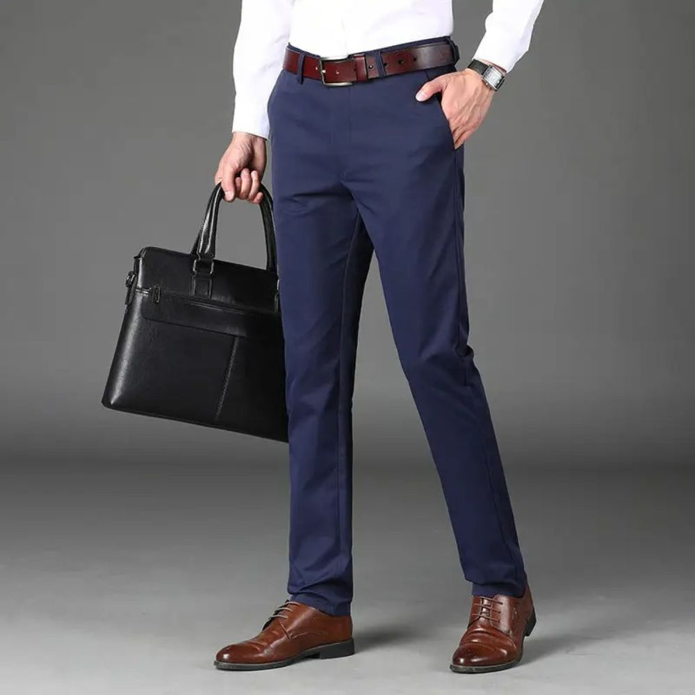 Pantalones de oficina casual para hombre con diseño versátil y ajuste moderno, ideales para días frescos de otoño e invierno.