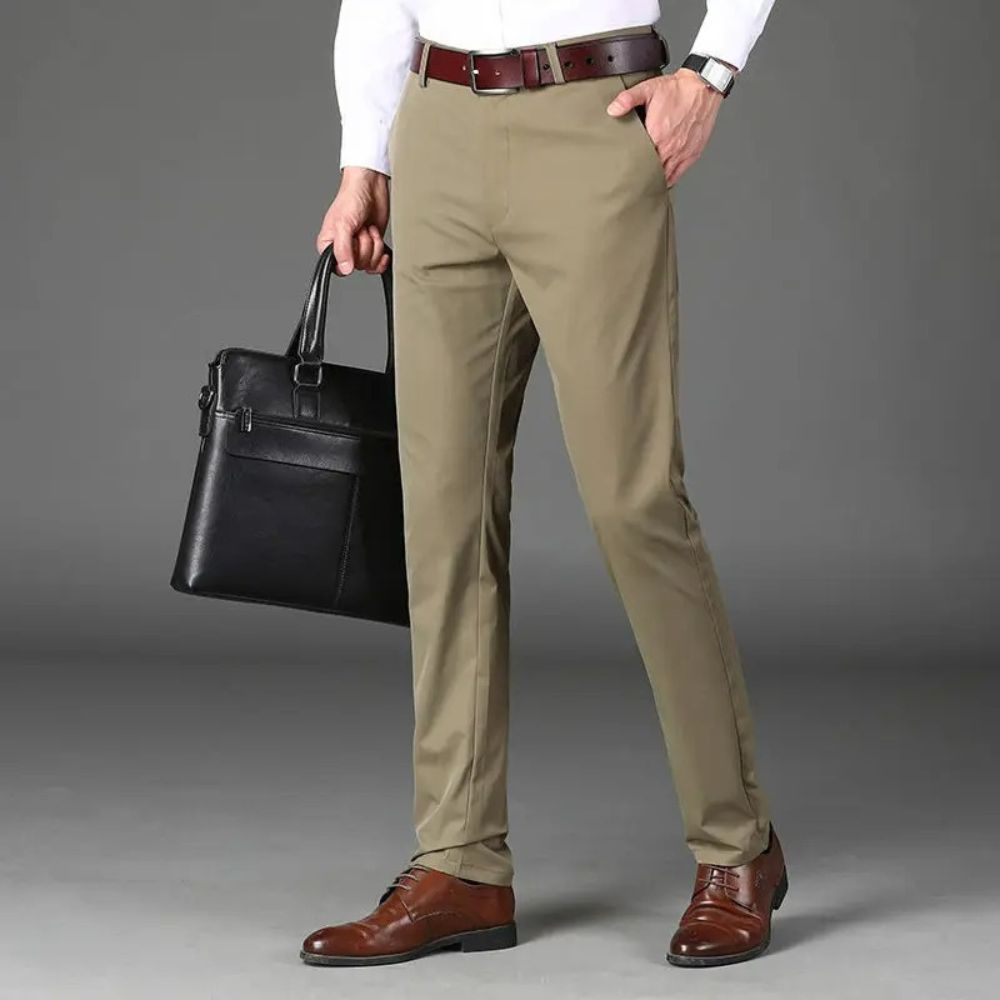 Pantalones de oficina casual para hombre con diseño versátil y ajuste moderno, ideales para días frescos de otoño e invierno.